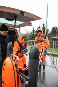 Experten von der GEO-DV GmbH beim Ausladen des RiverBoat