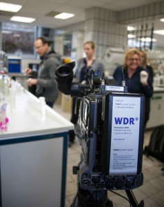 Das WDR-Team bei Aufnahmen im Labor der Kläranlage Aachen – Soers