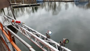 Thermaler Kartierer mit Temperaturlogger (schwarze „Kasten“), Unterwasserpositionierung (rot, links im Bild) und Kamera mit Licht (rechts). Inhaber: Universität Bayreuth, Lehrstuhl für Hydrologie